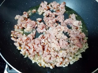 腊肉香菇糯米烧麦,下入腊肉瘦的部分翻炒均匀。