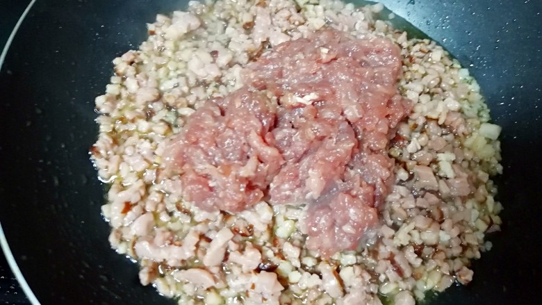 腊肉香菇糯米烧麦,下入腌好的瘦肉翻炒至变色。