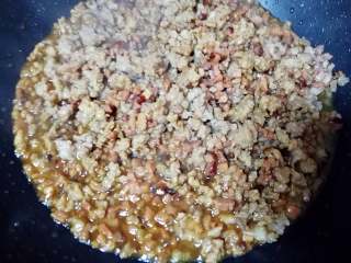 腊肉香菇糯米烧麦,加入2勺酱油翻炒均匀。