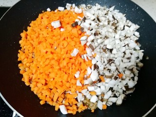 腊肉香菇糯米烧麦,下入胡萝卜和香菇。