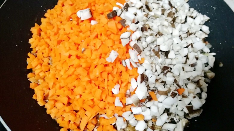 腊肉香菇糯米烧麦,下入胡萝卜和香菇。