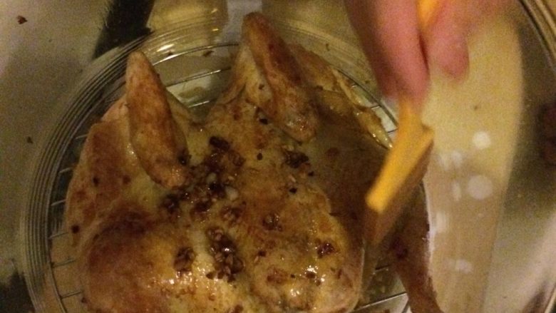 风味蒜香照烧鸡,15分钟后，再次在正面抹上蒜香油。