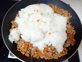 腊肉香菇糯米烧麦,下入蒸好的糯米翻炒均匀。