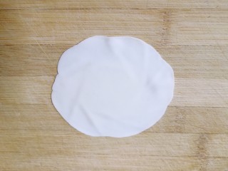 腊肉香菇糯米烧麦,取一个饺子皮，用擀面杖把饺子皮边缘擀薄让饺子皮变大，加工成烧麦皮。