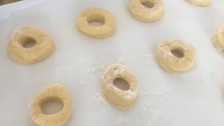 美味油炸版甜甜圈,气温低可以放入烤箱发酵，发酵至两倍大；