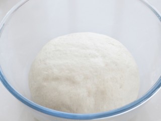 小白菜木耳鲜肉包,将面粉、酵母、糖和温水混合搅拌成棉絮状，再揉成光滑的面团，覆盖保鲜膜放温暖处进行发酵