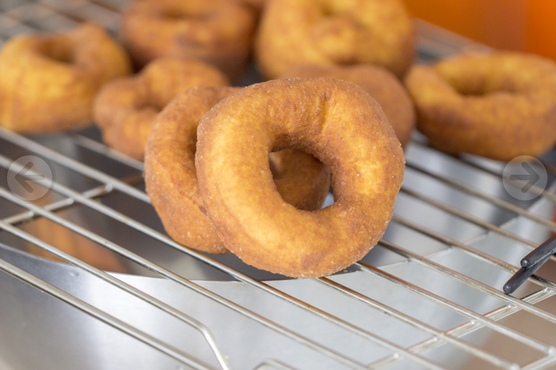 美味油炸版甜甜圈,炸好的甜甜圈可以放在烤网上沥油；
