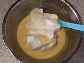 斑马戚风蛋糕,蛋白霜分三次拌入蛋黄糊中，每一次都充分拌匀再加下一次