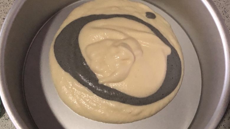 斑马戚风蛋糕,一对一勺的放入蛋糕模中，原味的多点，黑面糊少点