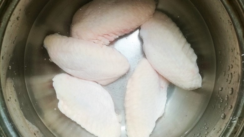 薯片鸡翅,鸡翅浸泡在水中去除血水。