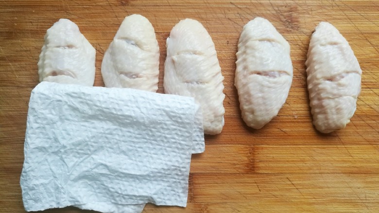 薯片鸡翅,用厨房纸吸干水份备用。
