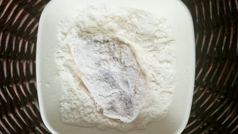 薯片鸡翅,将腌制好的鸡翅均匀的裹上面粉。
