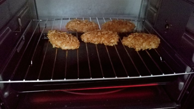 薯片鸡翅,烤箱预热180度，放入装有鸡翅的烤架，中层，上下火烤20分钟，烤制时在下面放个烤盘，便于接油及渣屑。