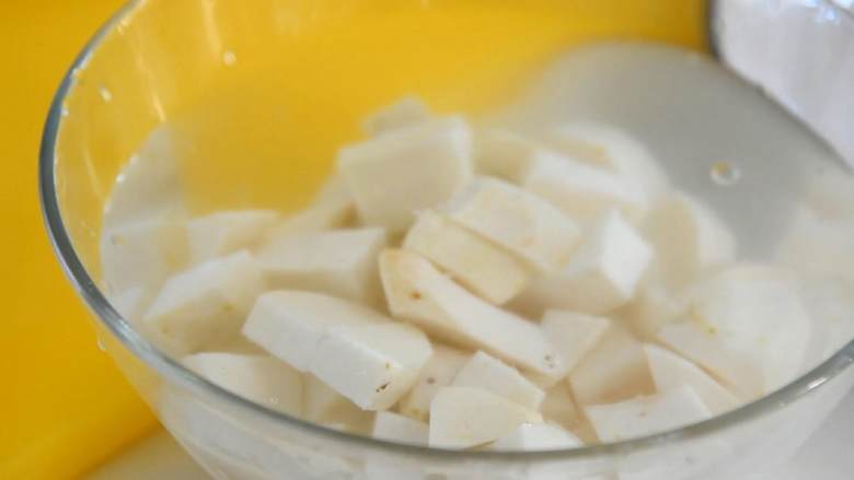 剁椒蒸芋头—看着像一道硬菜，做法超级简单,芋头去皮，切小块，过凉沥干备用。