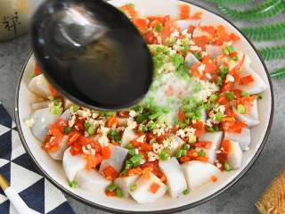 剁椒蒸芋头—看着像一道硬菜，做法超级简单,撒上蒜末和葱花，淋上热油即可。