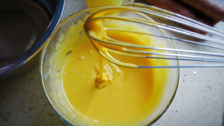 山药泥南瓜蛋糕卷,最终成为细腻浓稠顺滑的蛋黄糊。备用。