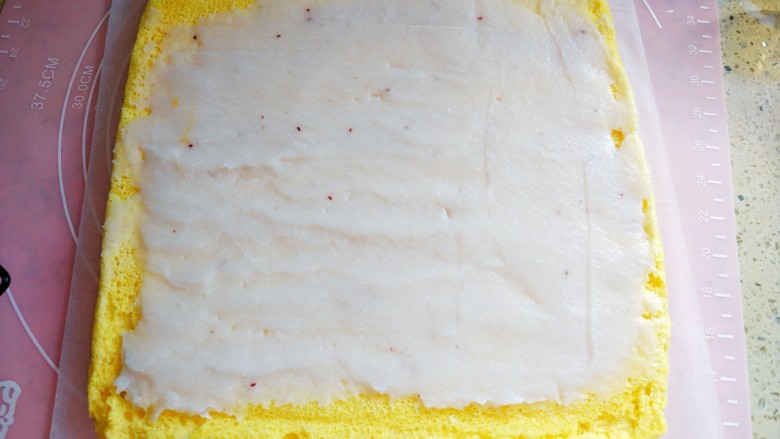 山药泥南瓜蛋糕卷,打好的山药泥放在蛋糕卷胚抹平。卷紧，放入冰箱冷冻10分钟，定型。