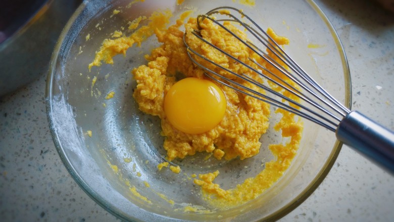 山药泥南瓜蛋糕卷,搅拌好的面糊中分次加入蛋黄，搅拌混合均匀。