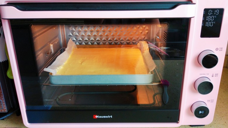 山药泥南瓜蛋糕卷,放入预热好的烤箱中层烘烤15分钟。
