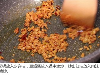 蚂蚁上树,
起锅放入少许油，豆瓣酱放入锅中煸炒，炒出红油放入肉沫一起煸炒
