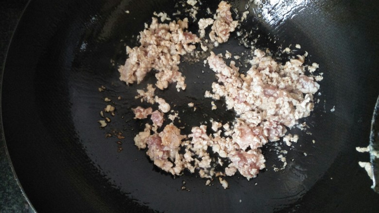 芝士肉酱意粉,锅内放入油烧热后放入肉沫抄一会。