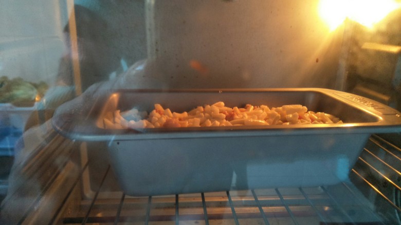 芝士肉酱意粉,放入预热好的150烤箱烤到芝士溶化即可。