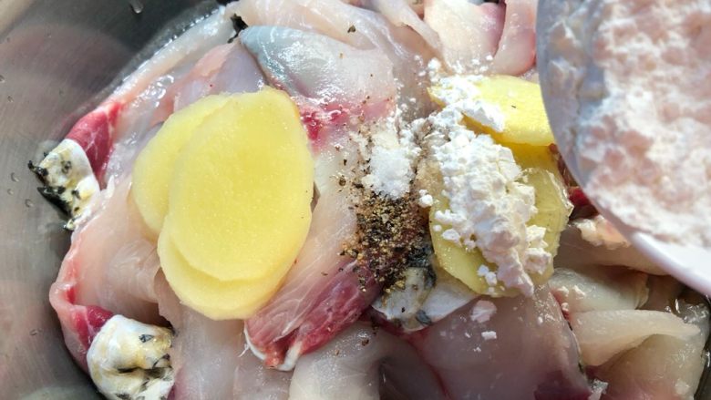 酸辣鱼片,加入15g玉米淀粉，用手抓匀，腌制10分钟