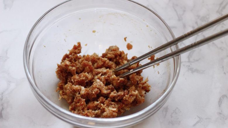 茴香猪肉馅饼,把馅料用筷子搅拌均匀后；