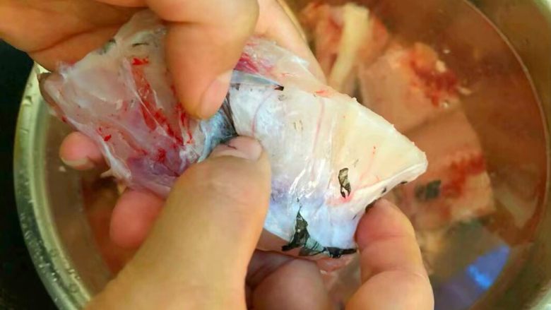 萝卜丝鱼骨汤,清洗鱼骨的时候一定要注意，鱼骨上那层黑膜一定要刮干净，否则会很腥的