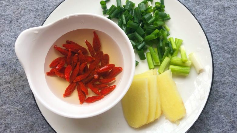 萝卜丝鱼骨汤,枸杞清洗一下用凉水浸泡，姜去皮切片，葱洗净切寸段