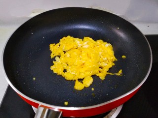五彩炒饭,先把鸡蛋炒好，舀出备用。