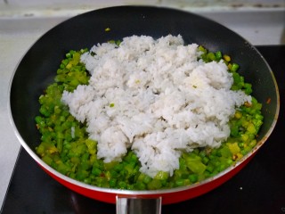 五彩炒饭,米饭倒入一起炒