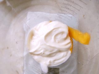双色奶昔,将切好的芒果丁加入榨汁机内，之后加入210克稠酸奶，我用的安慕希原味的