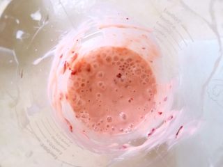 双色奶昔,一起打成果泥，樱桃有红色素，打出来的果泥是粉色的，喜欢颜色重一点的，可以多加一些樱桃