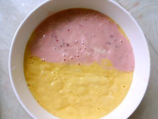 双色奶昔,之后将粉色樱桃奶昔沿容器的一边倒入，正好跟芒果奶昔形成两种颜色
