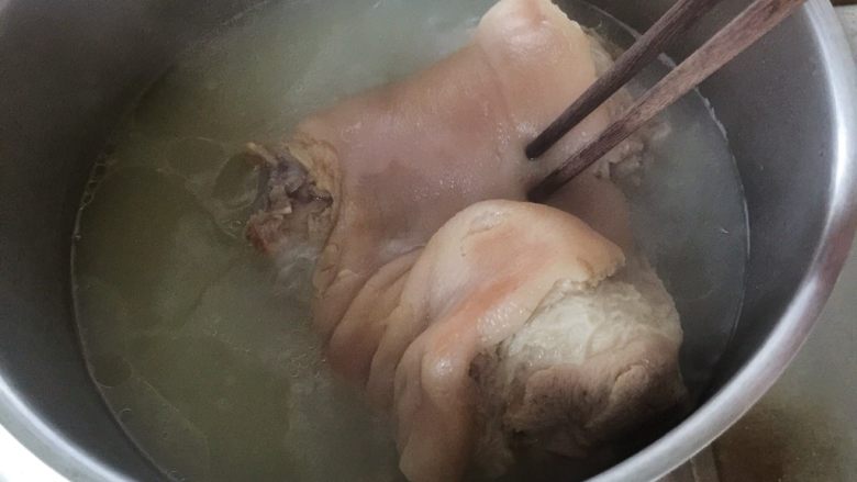 扎蹄 —— 适合炎炎夏日吃的肉,煮熟，拿筷子能轻易插进去，关火捞出
