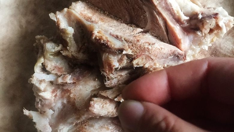 扎蹄 —— 适合炎炎夏日吃的肉,混合后的粉类洒到蹄胖上，撒完用手上上下下，里里外外、左左右右稍微抹一下，尽量让调味粉均匀覆盖