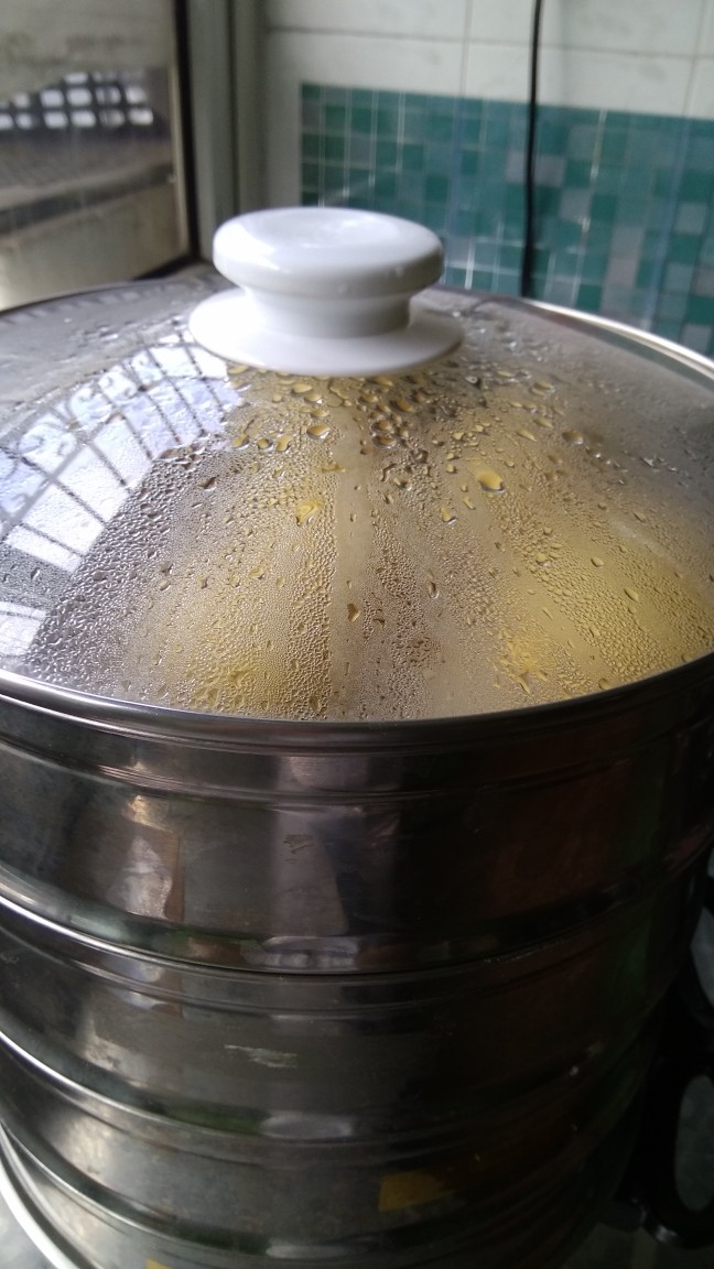 南瓜花样馒头,锅中放水开大火，开锅后调中火蒸15分钟