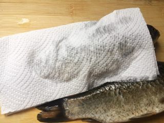 鲫鱼萝卜汤,洗净后用厨房纸巾轻轻吸干水分。