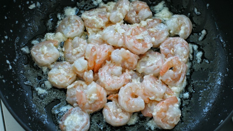 翡翠虾仁,另起锅倒入食用油烧至六七成热，放入腌制好的虾仁炒至变色状态