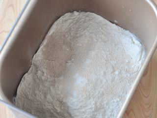 桂花南瓜面包,加入高粉和干酵母。