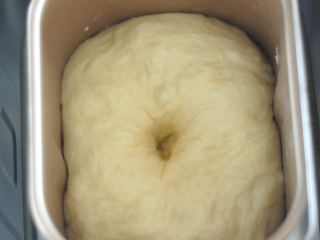 桂花南瓜面包,继续在桶内发酵至体积变大，手指按下不回缩。