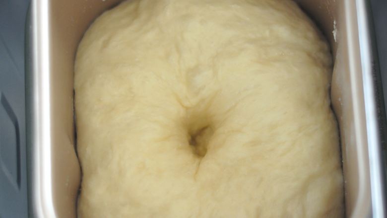 桂花南瓜面包,继续在桶内发酵至体积变大，手指按下不回缩。