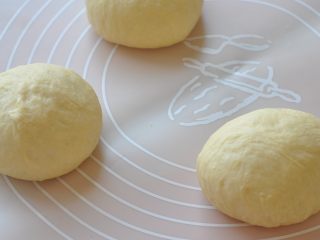 桂花南瓜面包,将面团分成三份，滚圆后静置15分钟。