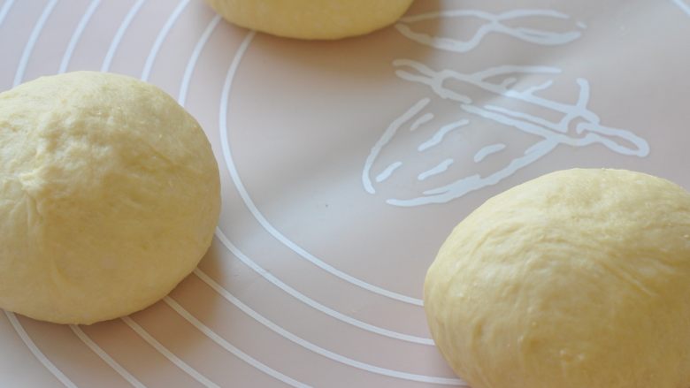 桂花南瓜面包,将面团分成三份，滚圆后静置15分钟。