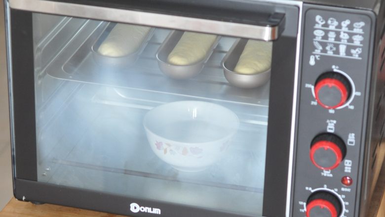 桂花南瓜面包,烤箱内放一碗开水，发酵45分钟左右。