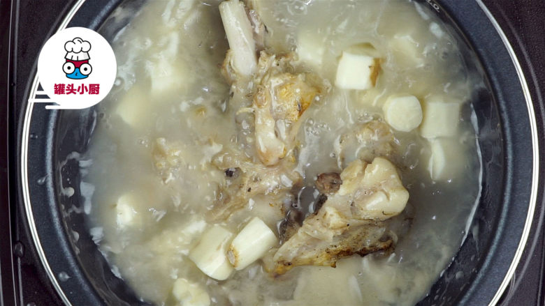 电饭煲猪骨养生汤,将猪骨汤全部倒入电饭煲中，用煲汤功能煮约30分钟，再加入淮山块250g，继续煮45-60分钟