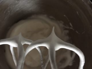 酸奶溶豆,打发至打蛋器停止 化两圈提起如图状态即可
