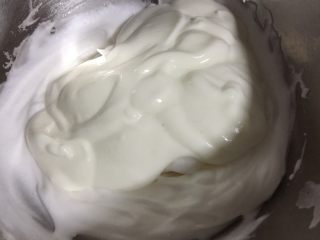 酸奶溶豆,倒入剩余的蛋白霜