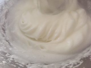 酸奶溶豆,纹路清晰后如果加糖的可以在这里加入打到糖融化后